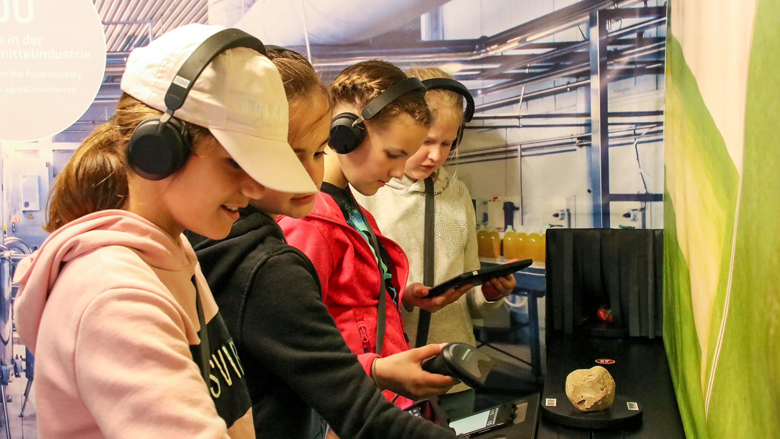 Schulklasse in der Ausstellung