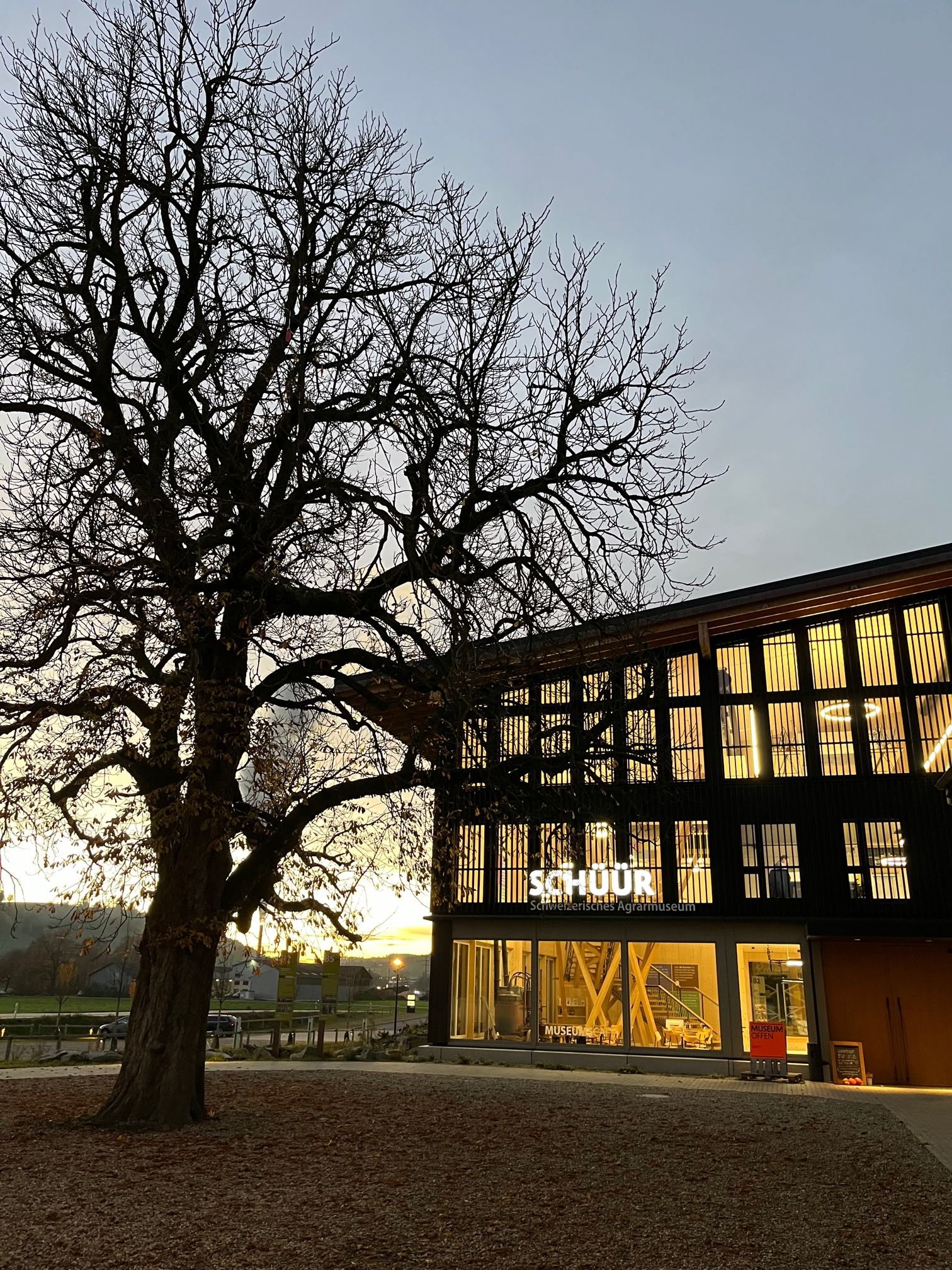 Aussenansicht_Schueuer_mit_RegioFair_und_Museum_01_Foto_Irene_Luetolf