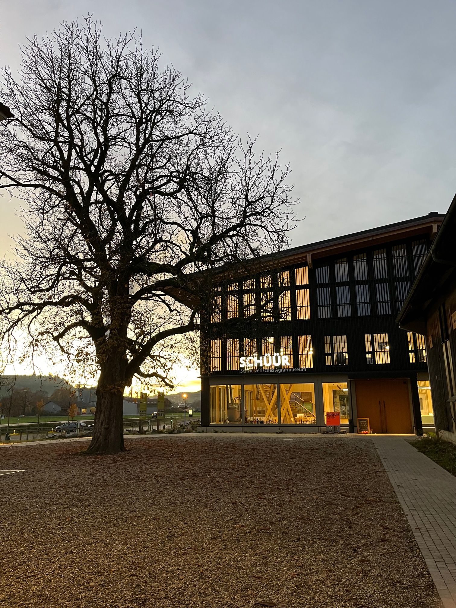 Aussenansicht_Schueuer_mit_RegioFair_und_Museum_02_Foto_Irene_Luetolf